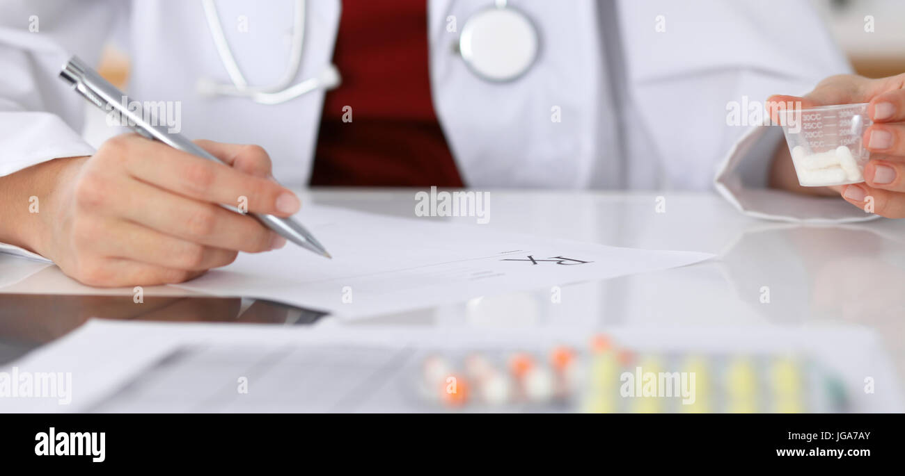 ... form prescription fills Female doctor to up patient medicine