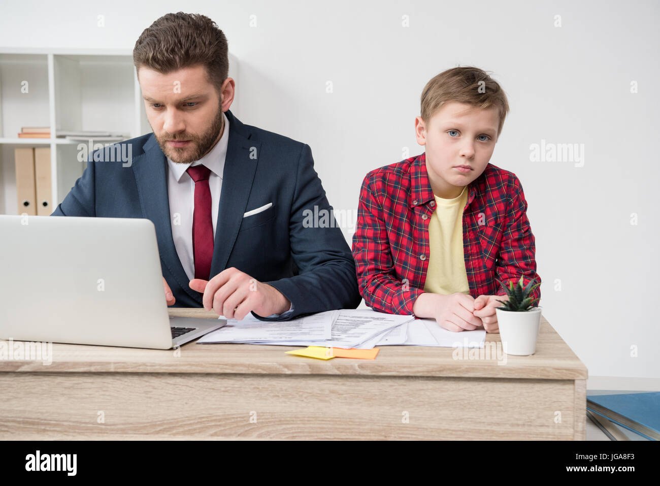 Работник с которым у. Работник с которым у. Работник с которым у. Офисный работник. Люди в офисе.