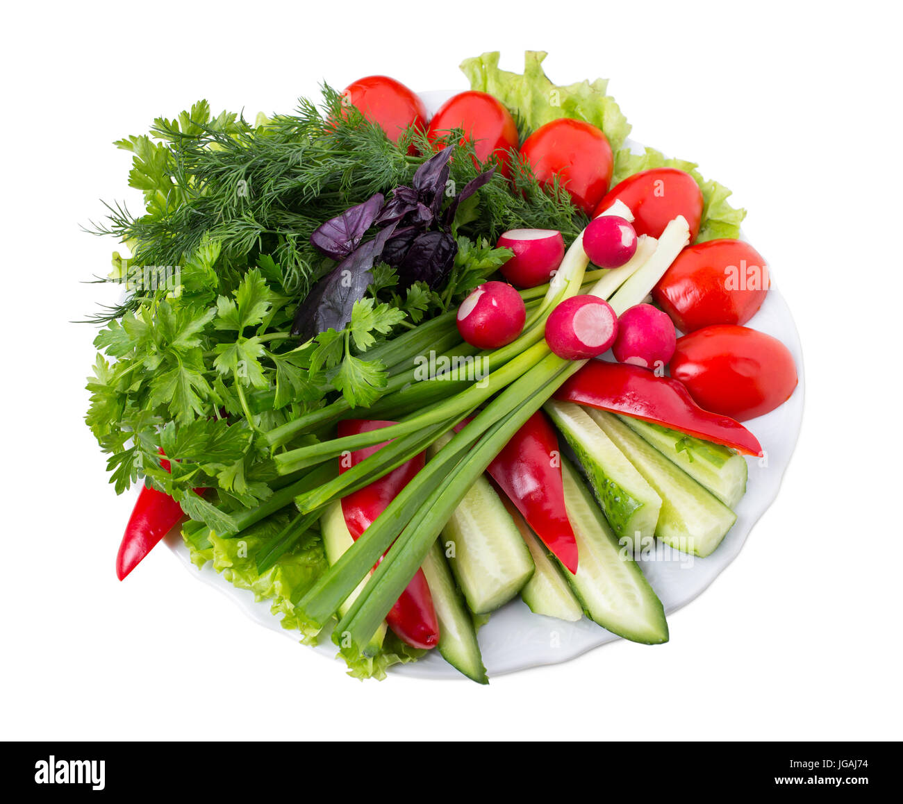 Овощи свежие на столе. Овощная нарезка. Ассорти из свежих овощей. Овощная тарелка с зеленью. Овощи ассорти.