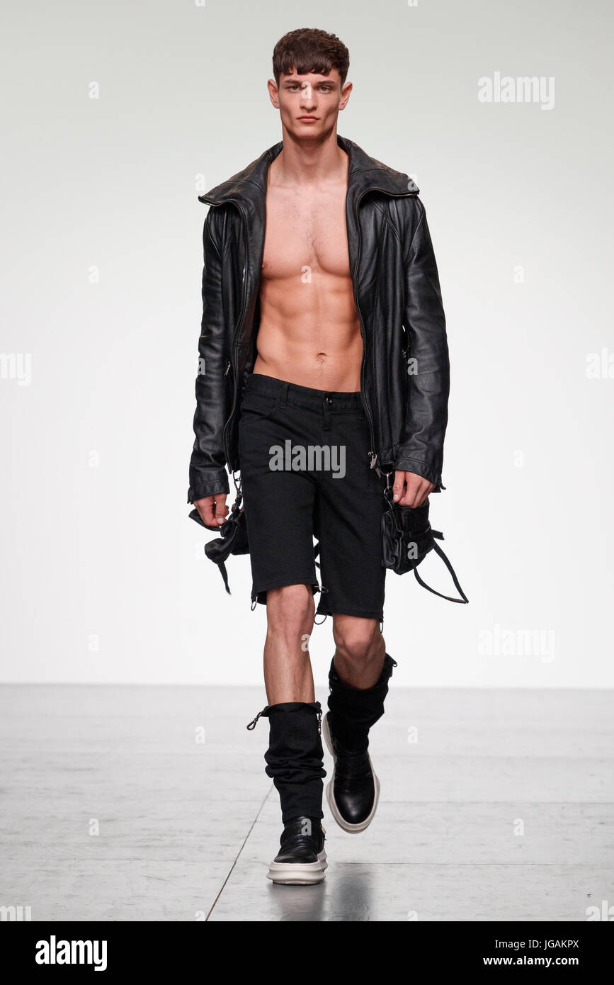 Héctor Bellerín on X: London Fashion Week Men's  📸@michaelatphotos #LFWM   / X