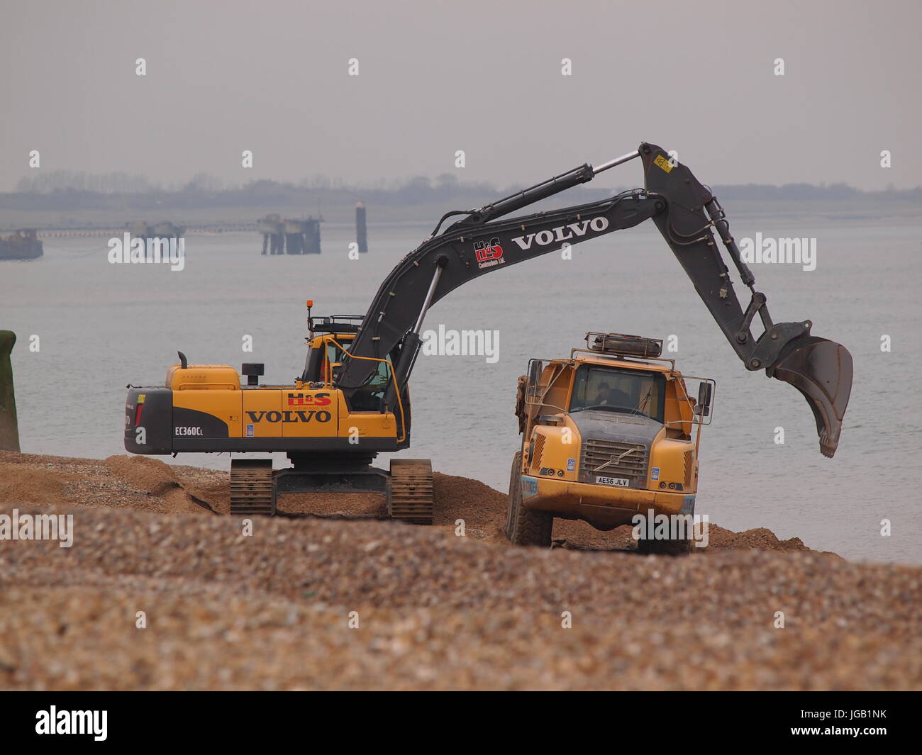 Excavator working on beach hi-res stock photography and images - Alamy