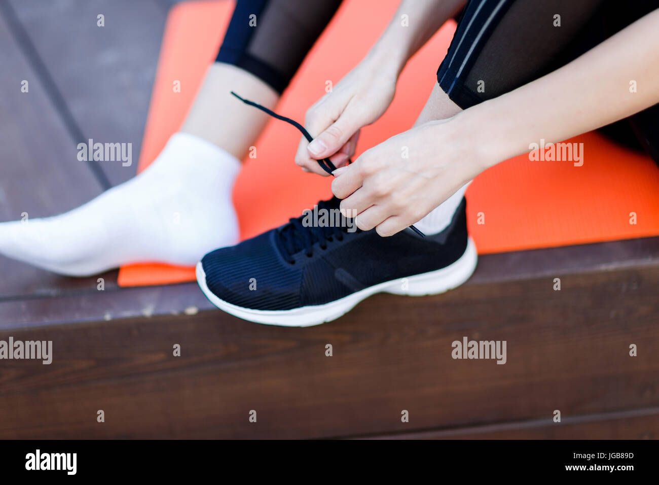 sneaker that ties itself