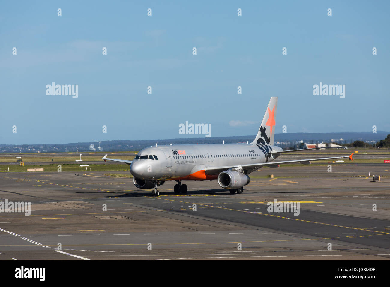An airliner comes in to the airport terminal Stock Photo