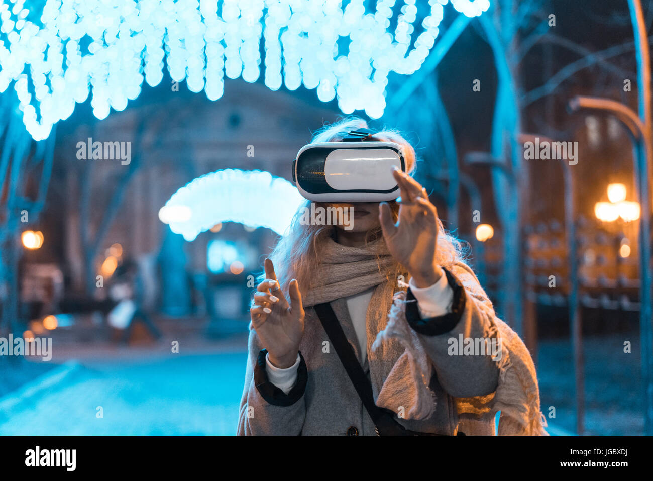 Young girl getting experience VR headset Stock Photo - Alamy