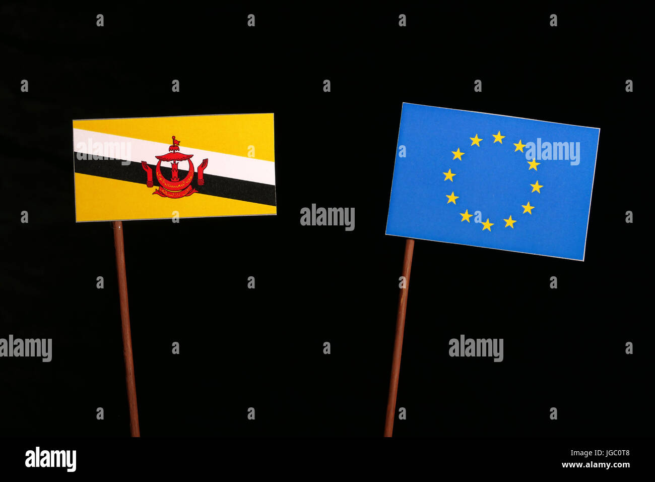 Lá cờ Liên minh châu Âu của Brunei được thiết kế táo bạo và độc đáo với sự kết hợp tuyệt vời giữa màu xanh, màu vàng và những đường nét tinh tế. Xem hình ảnh để chiêm ngưỡng sự tinh tế của lá cờ này.