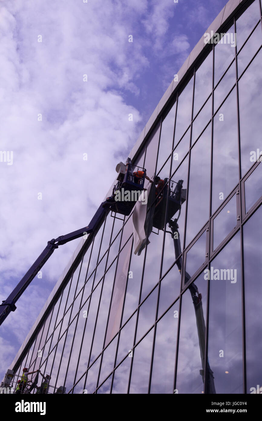 Facade Cleaning - Glass Cleaning Services > Professional altitude work - window cleaning Stock Photo