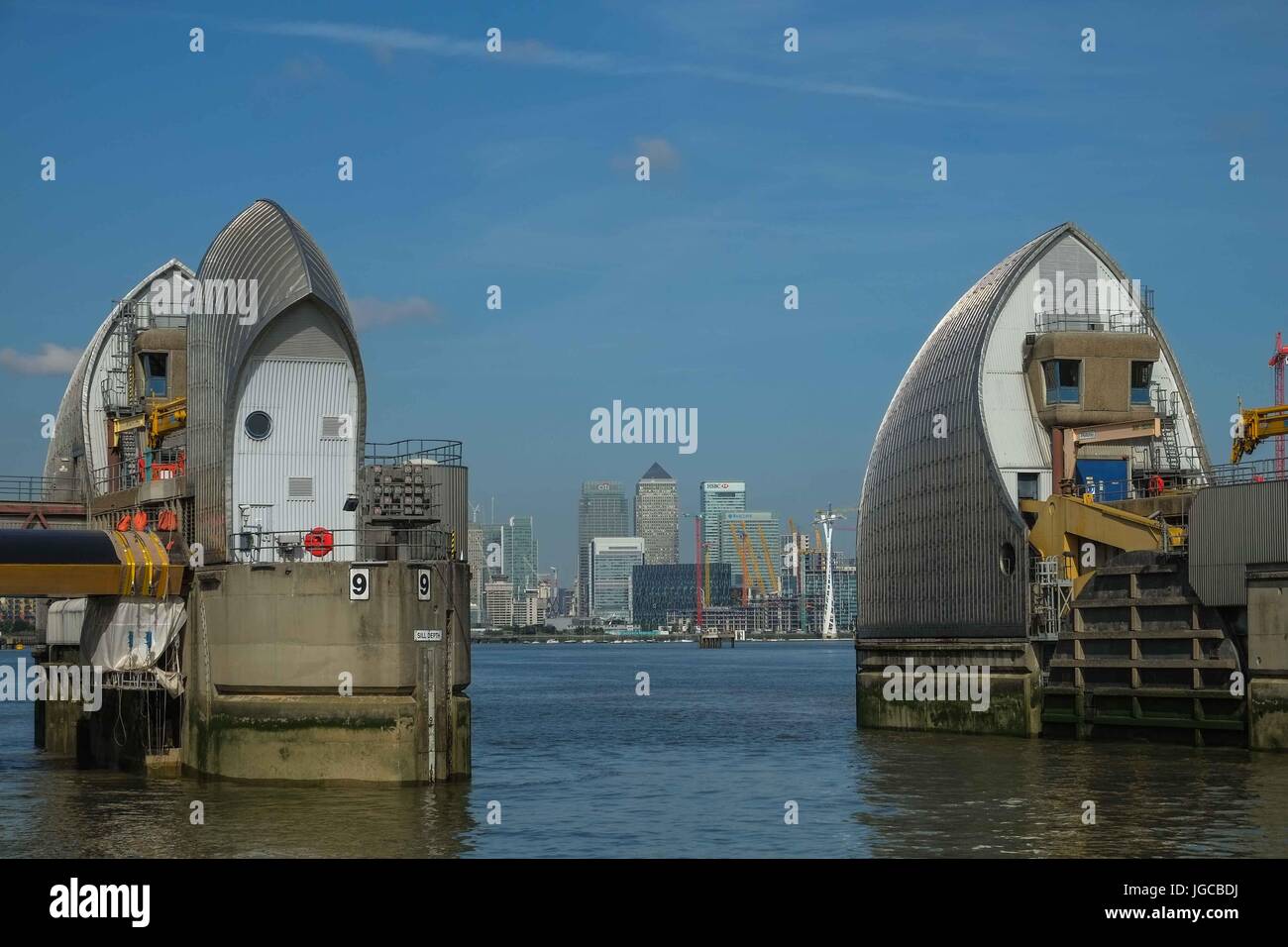 London: 5th July 2017. Blue sky over Canary Wharf. A hot day in London with tempertures expected to reach 29 degrees celsius. Credit: claire doherty/Alamy Live News Stock Photo