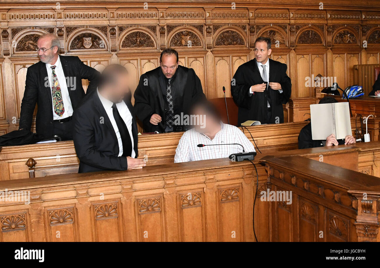 Bremen, Germany. 5th July, 2017. L-R: Martin Stucke, Marco Lund and Stefan Hoffmann, the lawyers representing three men - (L-R) Hayat G., Hayrettin G. and Sipan G. - accused of murdering a 15-year-old Syrian refugee in the state court in Bremen, Germany, 5 July 2017. ATTENTION EDITORS: The defendants' faces have been pixilated in accordance with court instructions and privacy laws. Photo: Carmen Jaspersen/dpa/Alamy Live News Stock Photo