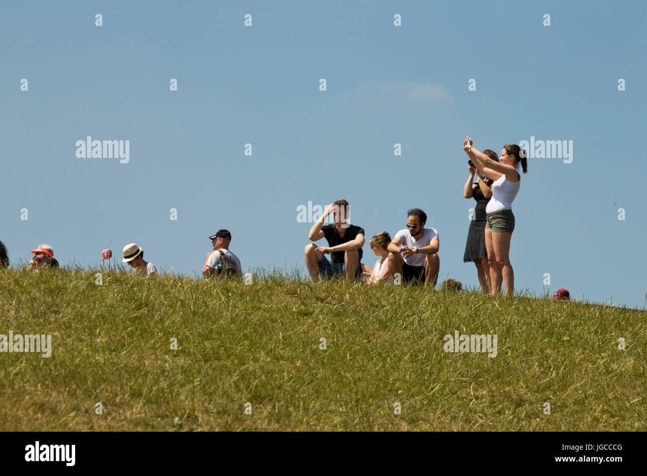 Primrose Hill, Central London, UK. 5th July, 2017. UK Weather: People enjoying the sunshine at Primrose Hill in central London today. Credit: Sebastian Remme/Alamy Live News Stock Photo
