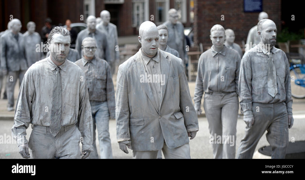 Hamburg, Germany. 5th July, 2017. Actors smeared in lime walk through the city as part of the '1000 Figures' (German: '1000 Gestalten') art action in Hamburg, Germany, 5 July 2017. The art action is part of a number of events held in conjunction with the upcoming G20 summit. Photo: Daniel Reinhardt/dpa/Alamy Live News Stock Photo