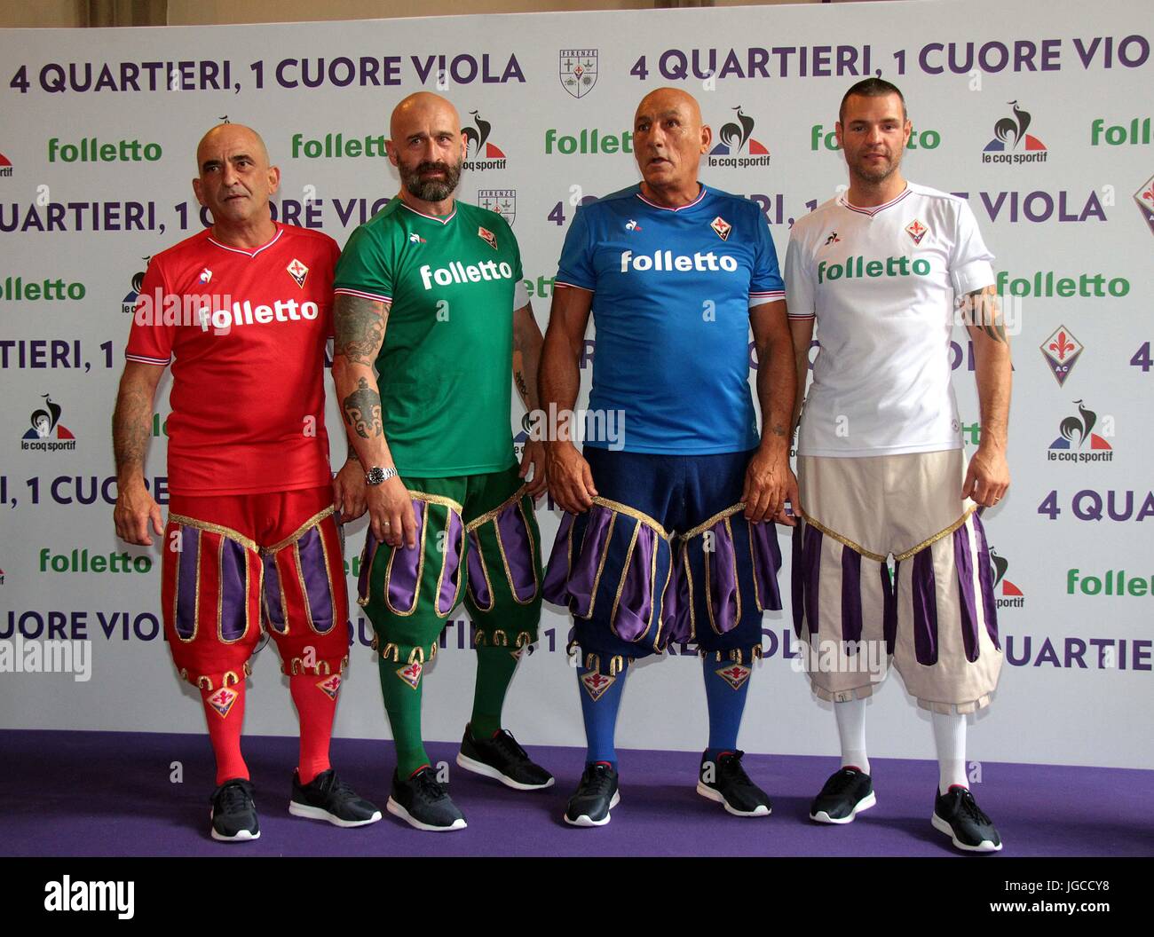 FIRENZE, PRESENTAZIONE DELLE NUOVE MAGLIE DELLA FIORENTINA CON I COLORI DEI  4 QUARTIERI DEL CALCIO STORICO-NELLA FOTO I 4 CAPITANI. DEI QUARTIERI Stock  Photo - Alamy