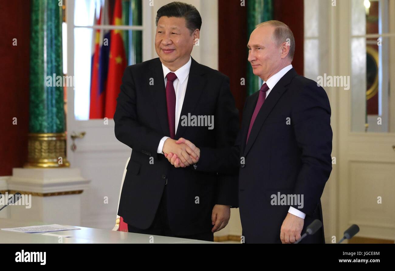 Russian President Vladimir Putin and Chinese President Xi Jinping shake hands following a signing ceremony in the Kremlin July 4, 2017 in Moscow, Russia. Stock Photo