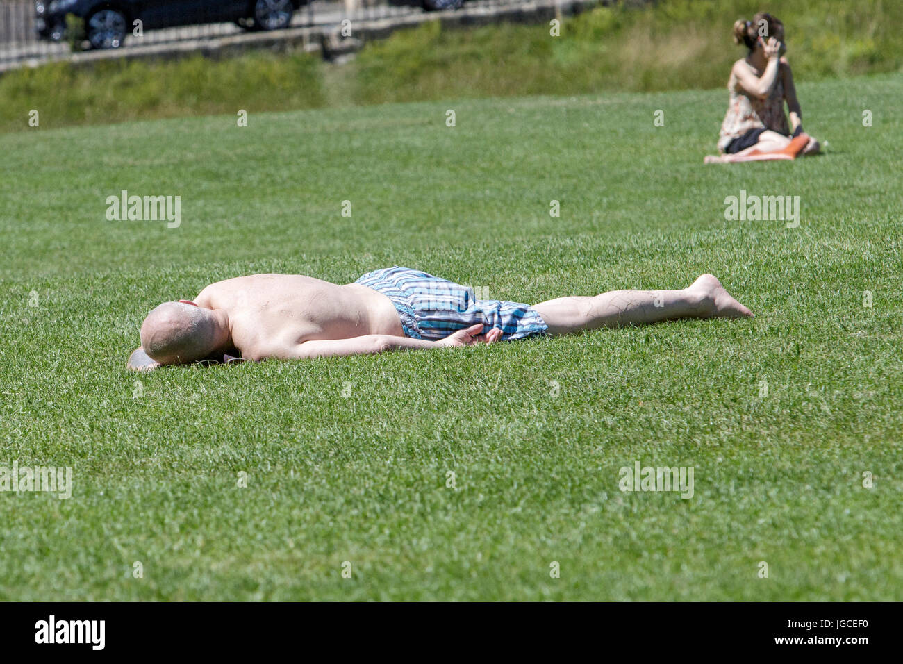 Bath, UK. 5th July, 2017. As the UK enjoys another hot sunny day, a man is pictured enjoying the warm weather in front of the world famous Royal Crescent. Credit: lynchpics/Alamy Live News Stock Photo