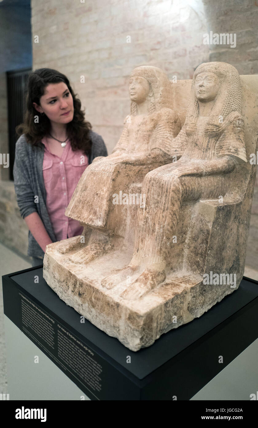 Looking at a double statue of the Nefer-hor and his wife Wjaj (1292-1070 BC) at the exhibition 'China und Ägypten. Wiegen der Welt' (lit China and Egypt. Cradles of the World) in the Neue Museum in Berlin, Germany, 05 July 2017. The exhibition runs until 3 December 2017. Photo: Jörg Carstensen/dpa Stock Photo