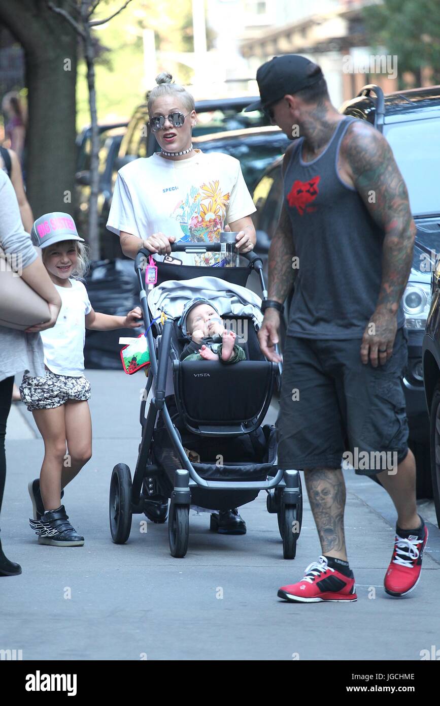 New York, NY, USA. 5th July, 2017. Pink, Carey Hart, Willow Sage Hart and Jameson Moon Hart seen on July 5, 2017 in New York City. Credit: Diego Corredor/Media Punch/Alamy Live News Stock Photo
