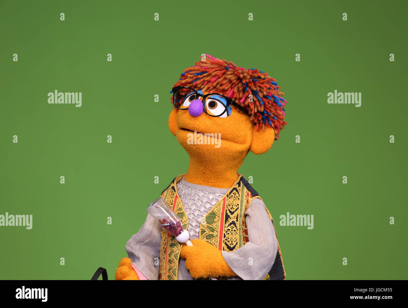 Kabul, Afghanistan. 2nd July, 2017. HANDOUT - Sirak, the new boy in the Afghani Sesame Street, photographed at his first appearance in the show 'Bache Simsim', the Afghani name of the Sesame Street, in Kabul, Afghanistan, 2 July 2017. Next to the confident character Sari, Sirak is the second local figure in the children's TV show in Afghanistan. Sirak is the small brother of Sari. Photo: Lapis Sesame Workshop/dpa/Alamy Live News Stock Photo