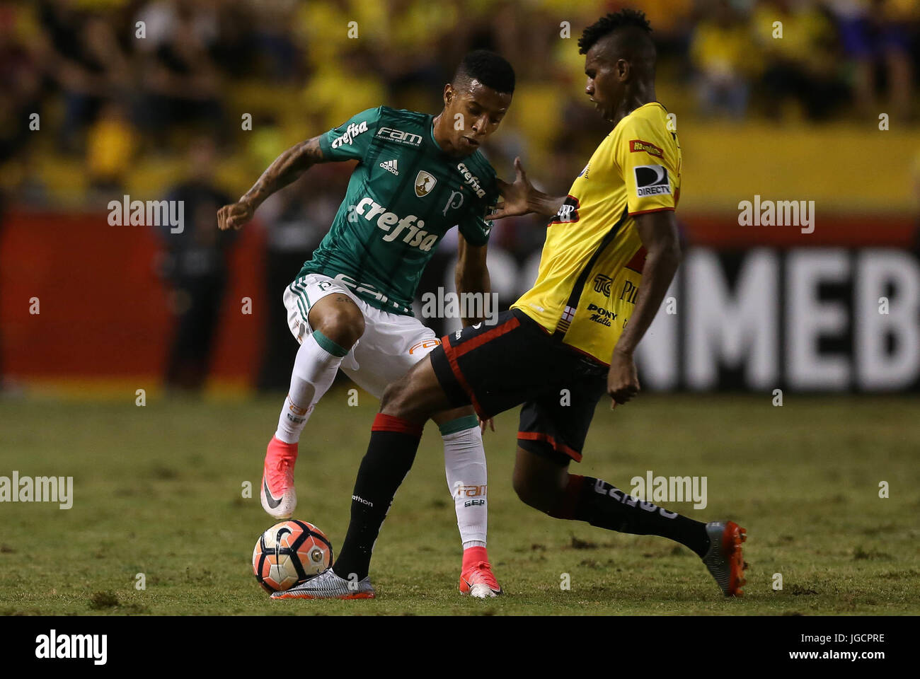 Guayaquil, Equador. 05th July, 2017. The player Tchê Tchê, from SE Palmeiras, plays the ball with player Jose Ayovi of Barcelona SC, during a match valid for the round of 16 of the Copa Libertadores, at Estadio Monumental Isidro Romero Carbo. Credit: Cesar Greco/FotoArena/Alamy Live News Stock Photo