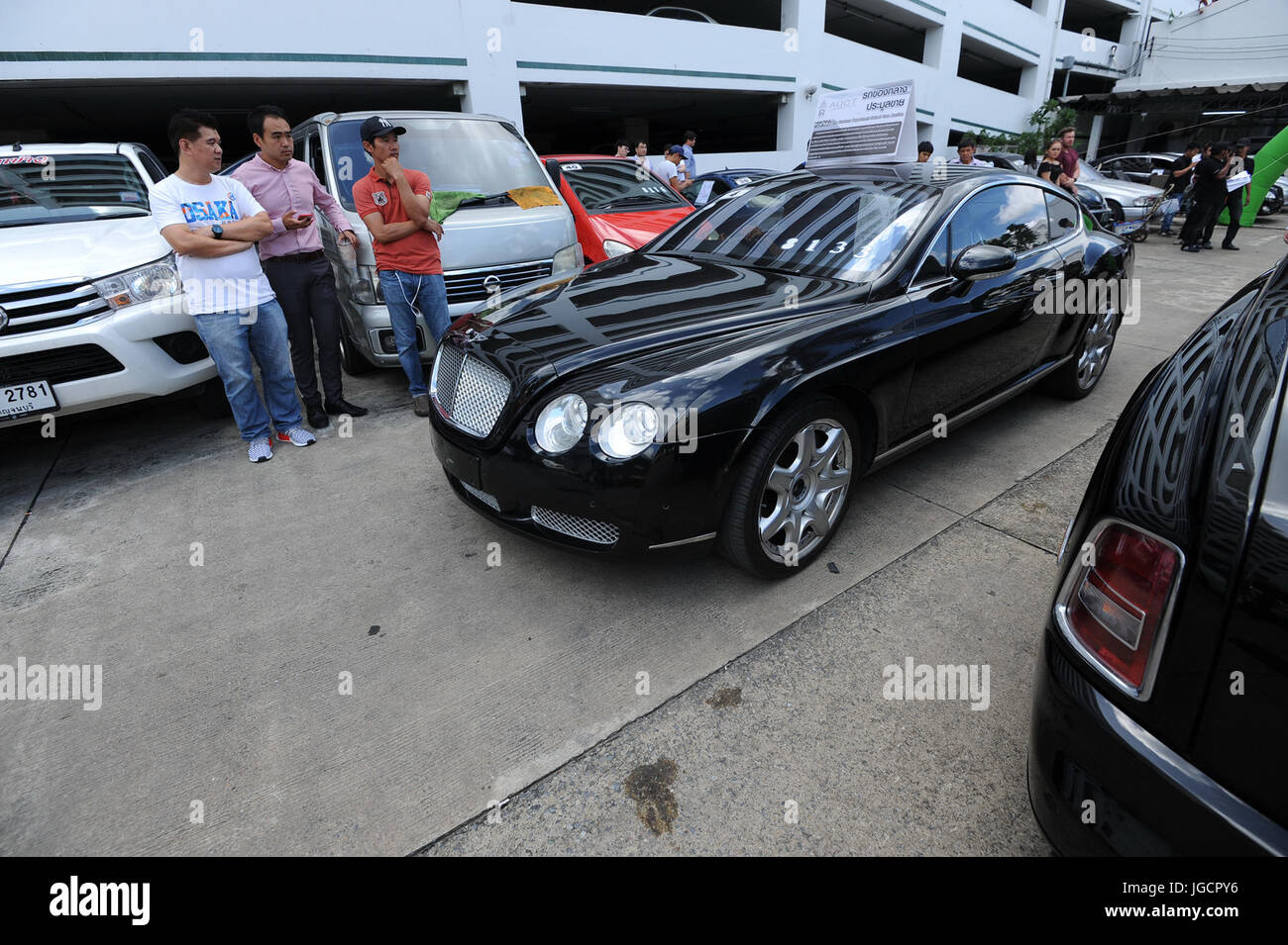 Luxury live auction hires stock photography and images Alamy