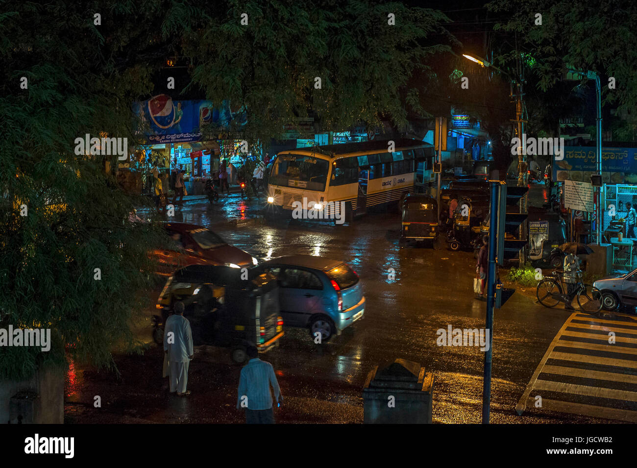 India rainy street night hi-res stock photography and images - Alamy