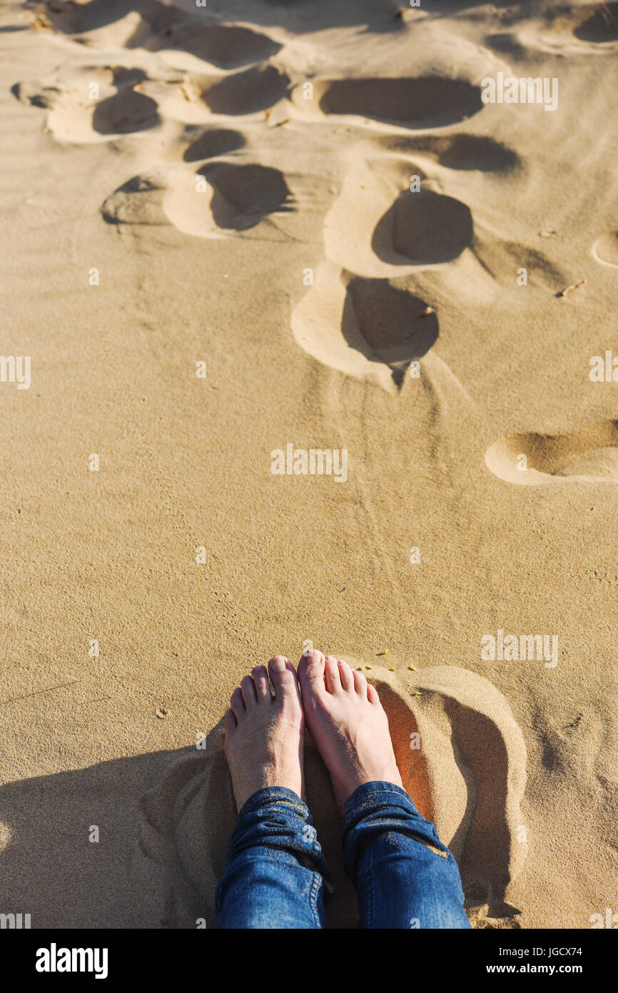 Woman's feet beach barefoot hi-res stock photography and images - Alamy