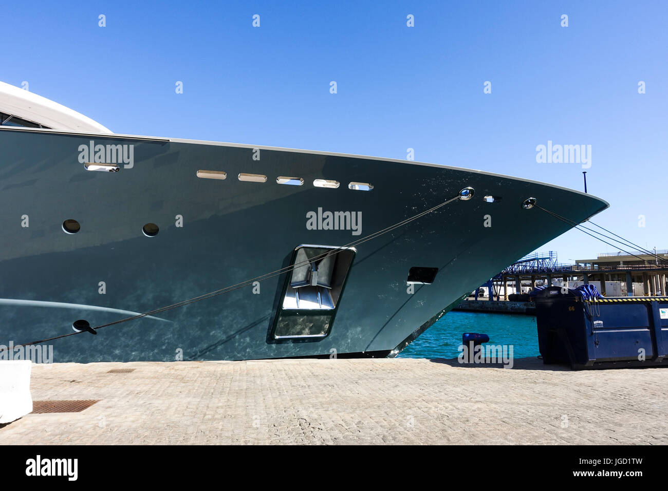 Anchor front of 240 million euros, Mega yacht, super yacht, yacht