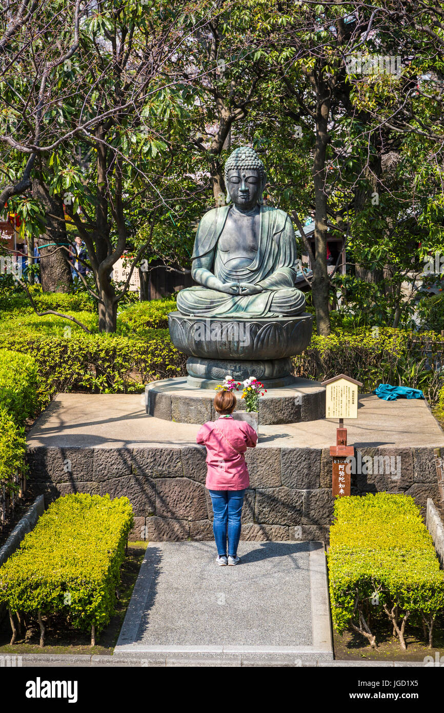 A large Buddha statue in the Sensoji Temple complex in Asakusa, Tokyo, Japan Stock Photo Alamy