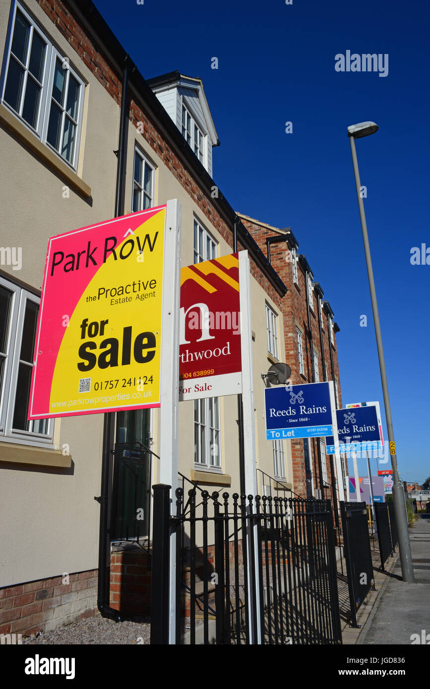 For sale signs uk street hires stock photography and images Alamy