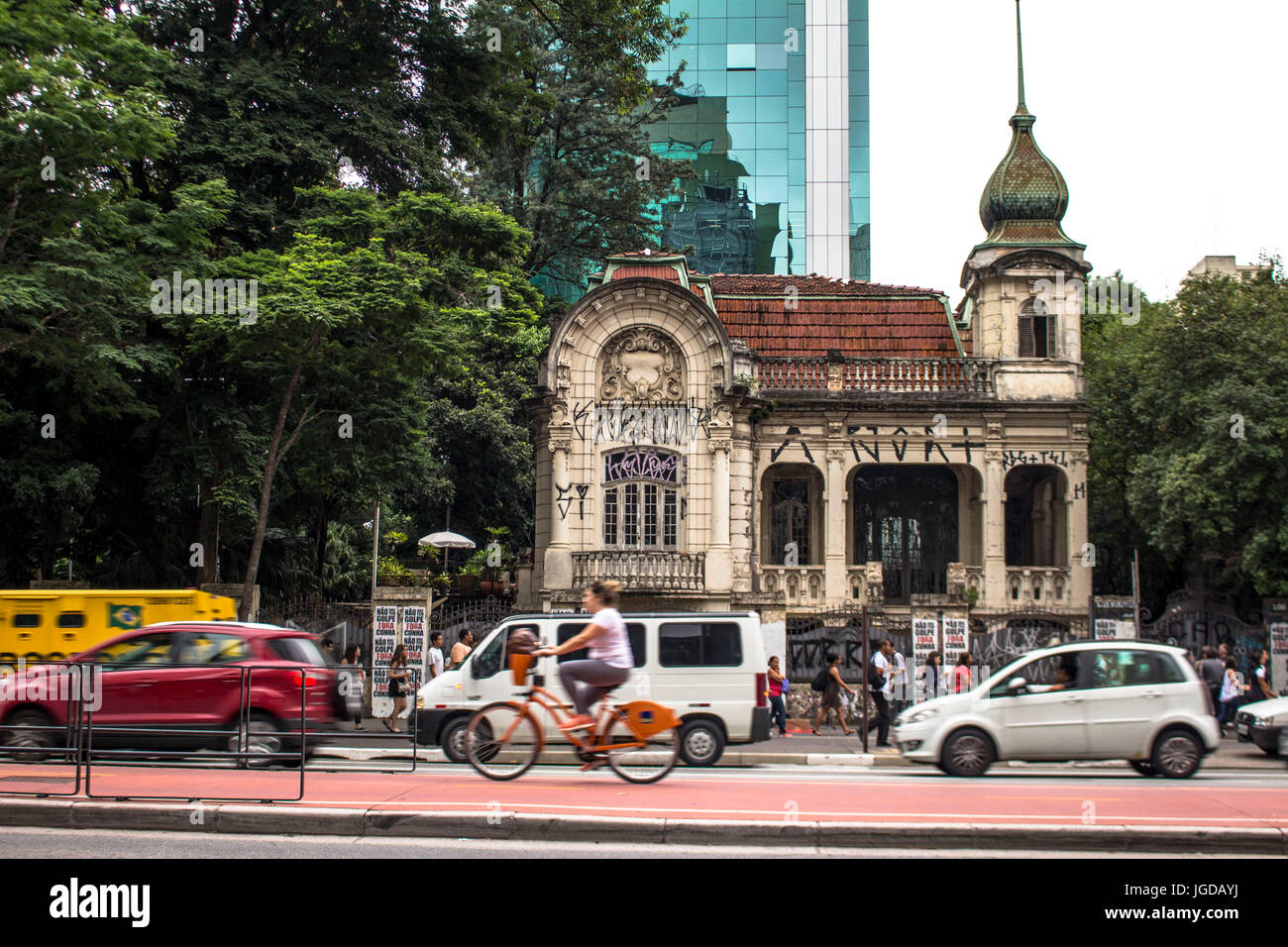 Cyclist travels, biking, 16.12.2015, Capital, Avenida Paulista, São Paulo, Brazil. Stock Photo