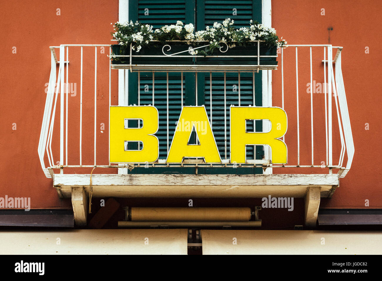 Window building bar sign hi-res stock photography and images - Alamy