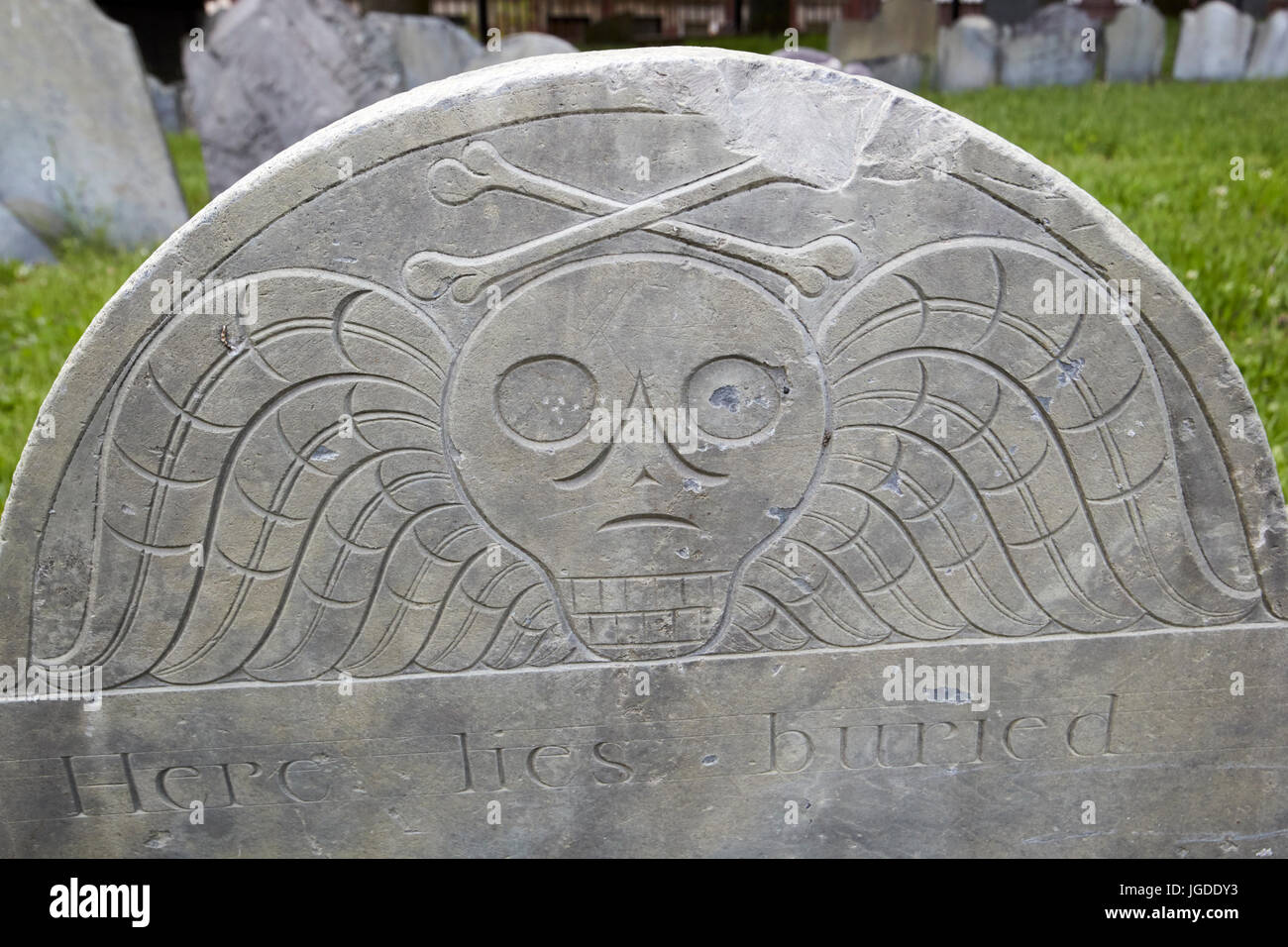 Skull and crossbones gravestone hires stock photography and images Alamy