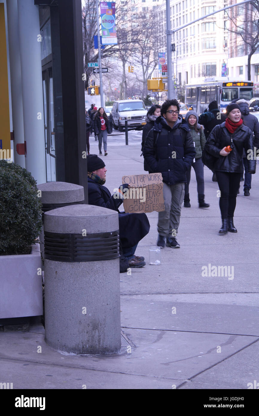 Homeless winter new york city hi-res stock photography and images - Alamy