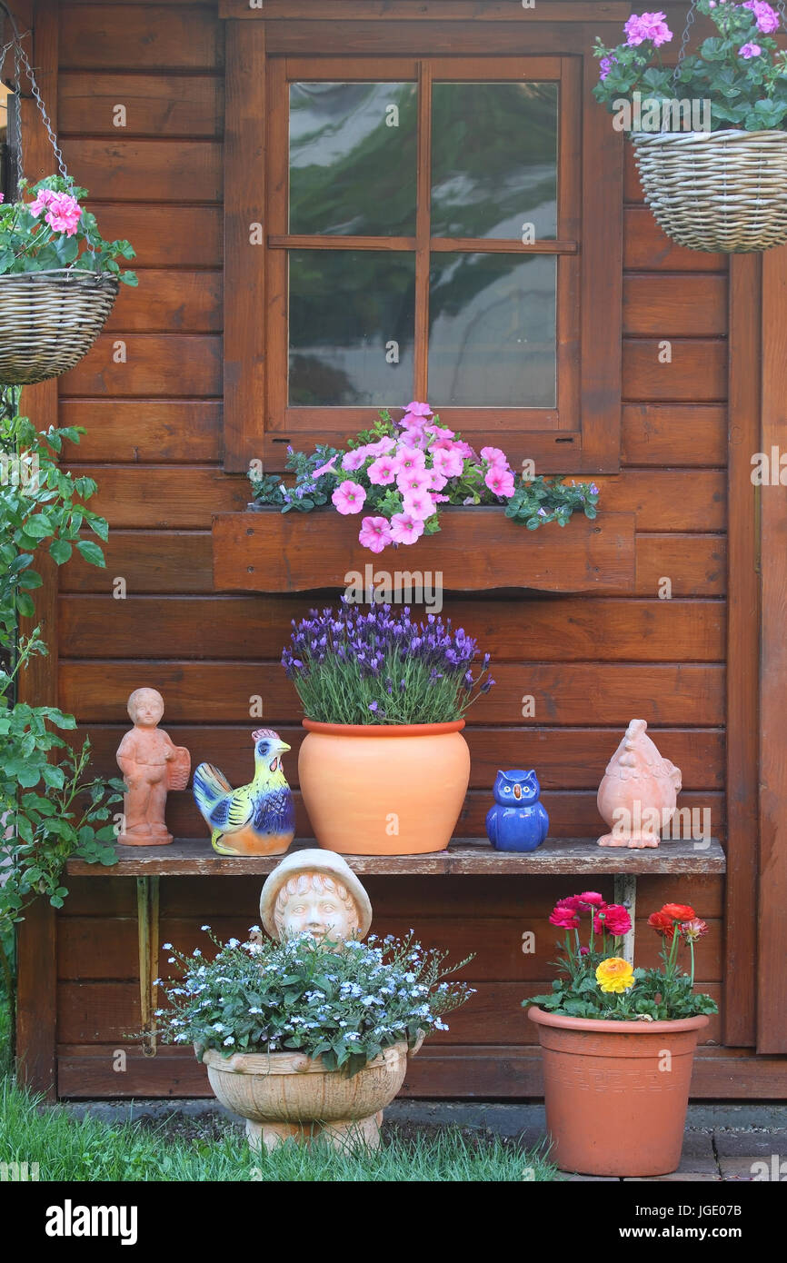 Summer house with flowers and garden figures , Gartenhaus mit Blumen ...