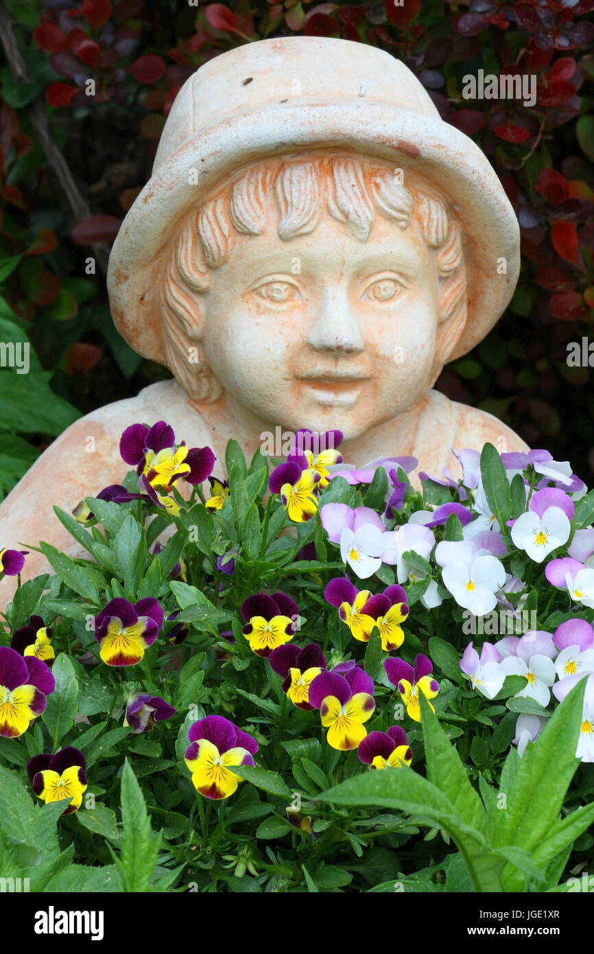 Garden figure with violet, Gartenfigur mit Veilchen Stock Photo Alamy