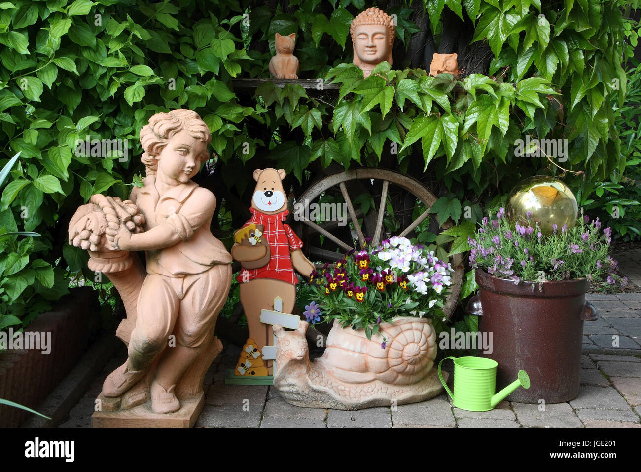 Summer house with garden figures and flowers, Gartenhaus mit ...