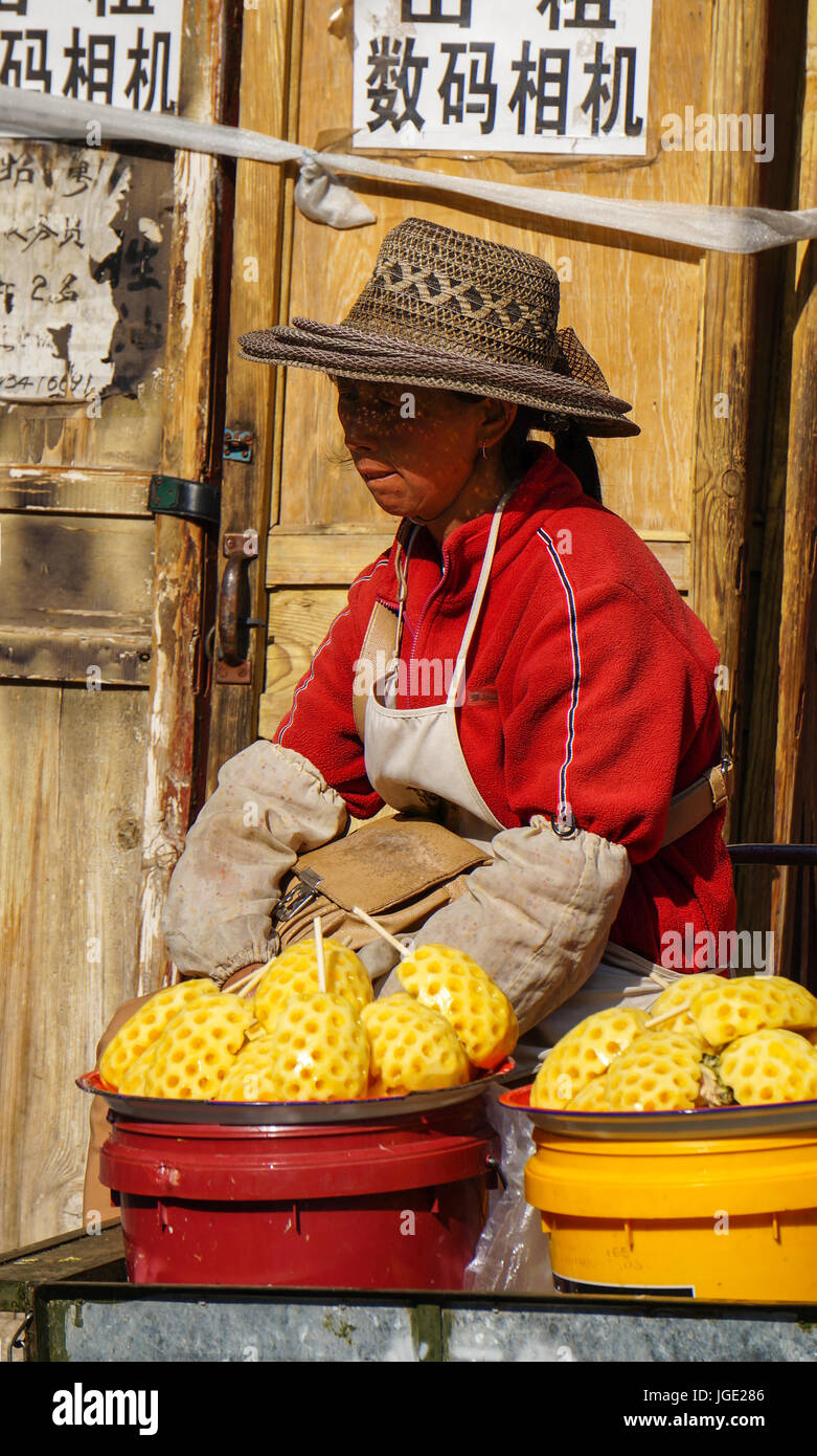 Street food in lijiang yunnan hi-res stock photography and images - Alamy