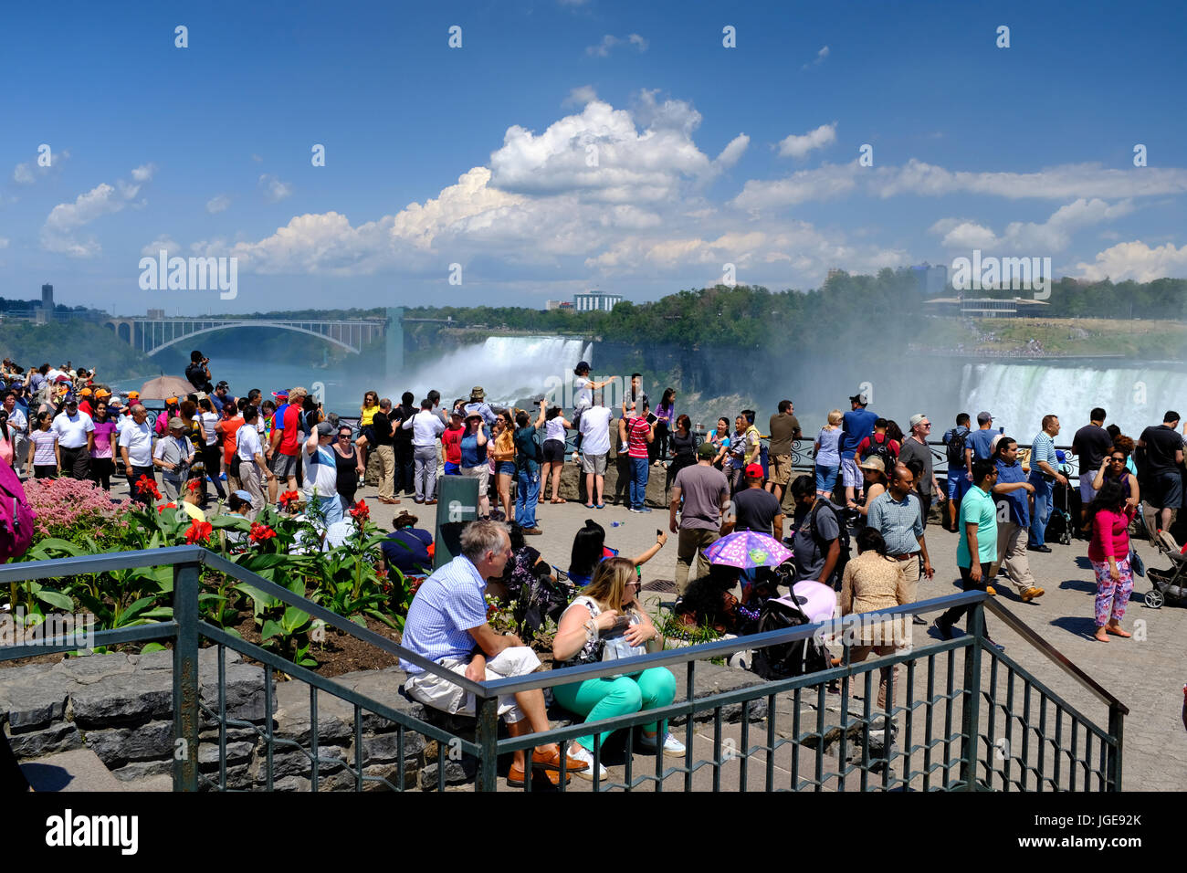 niagara falls crowd on independence day