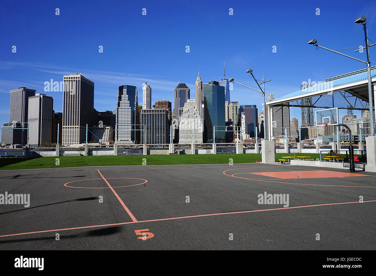 Campo De Basquete Perto De Um Playground Brooklyn Ny Usa Foto Editorial -  Imagem de blecaute, cidade: 251140546