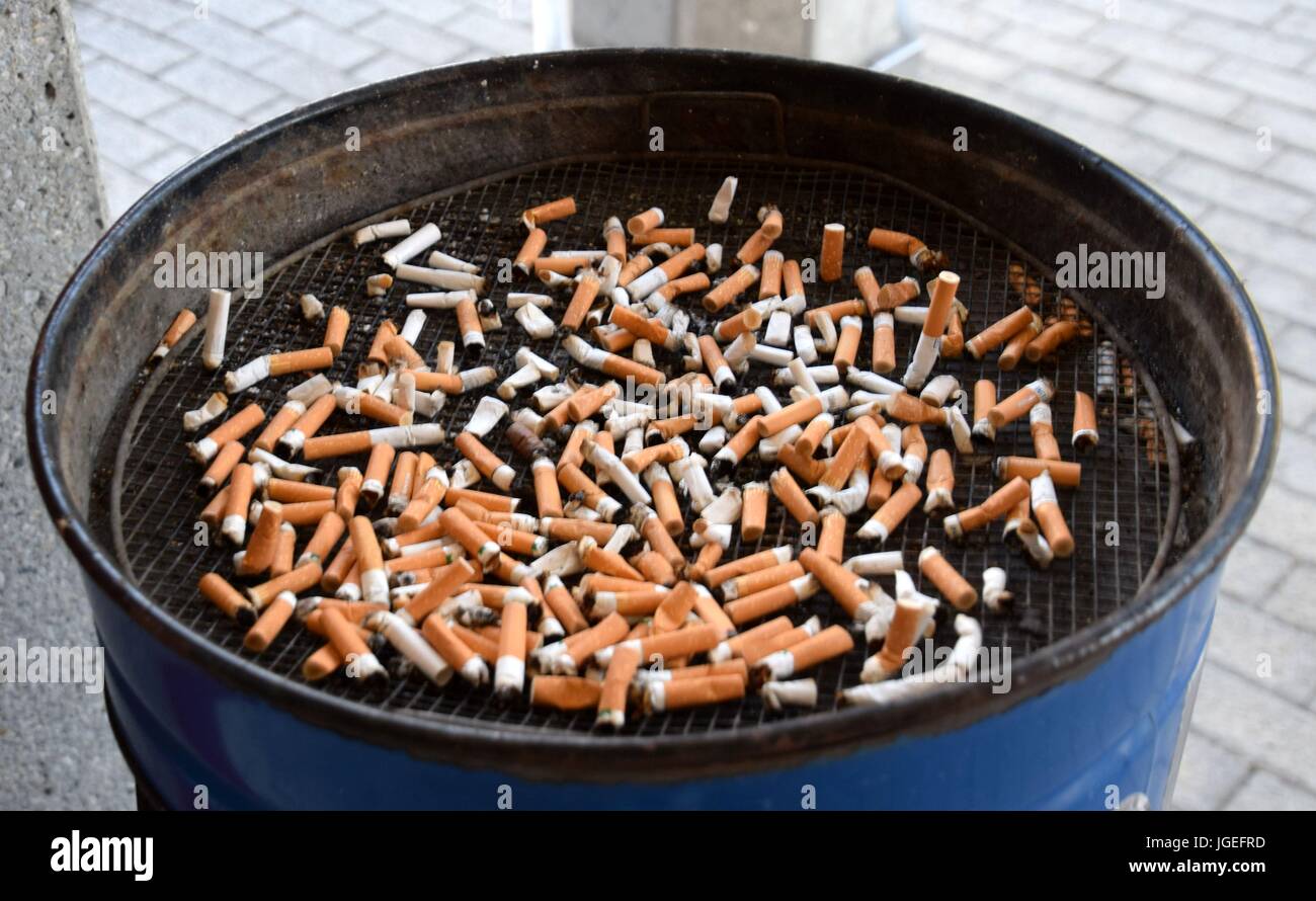 gefüllter Aschenbecher, full ashtray Stock Photo