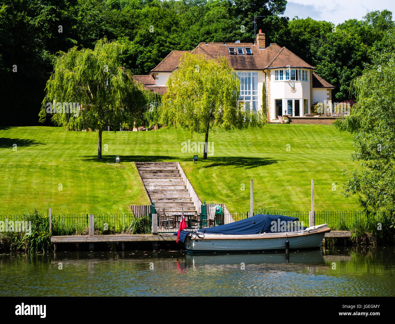 Luxury House with Lawn and Boat moored, Streatley-on-Thames, Berkshire, England Stock Photo