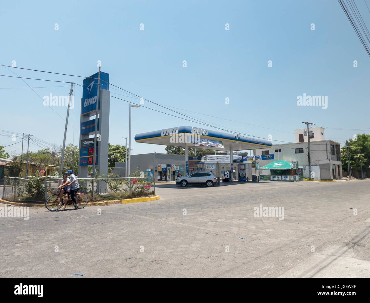 Gasolinera Uno A Modern Gas Petrol Filling Station In Corinto Nicaragua Stock Photo