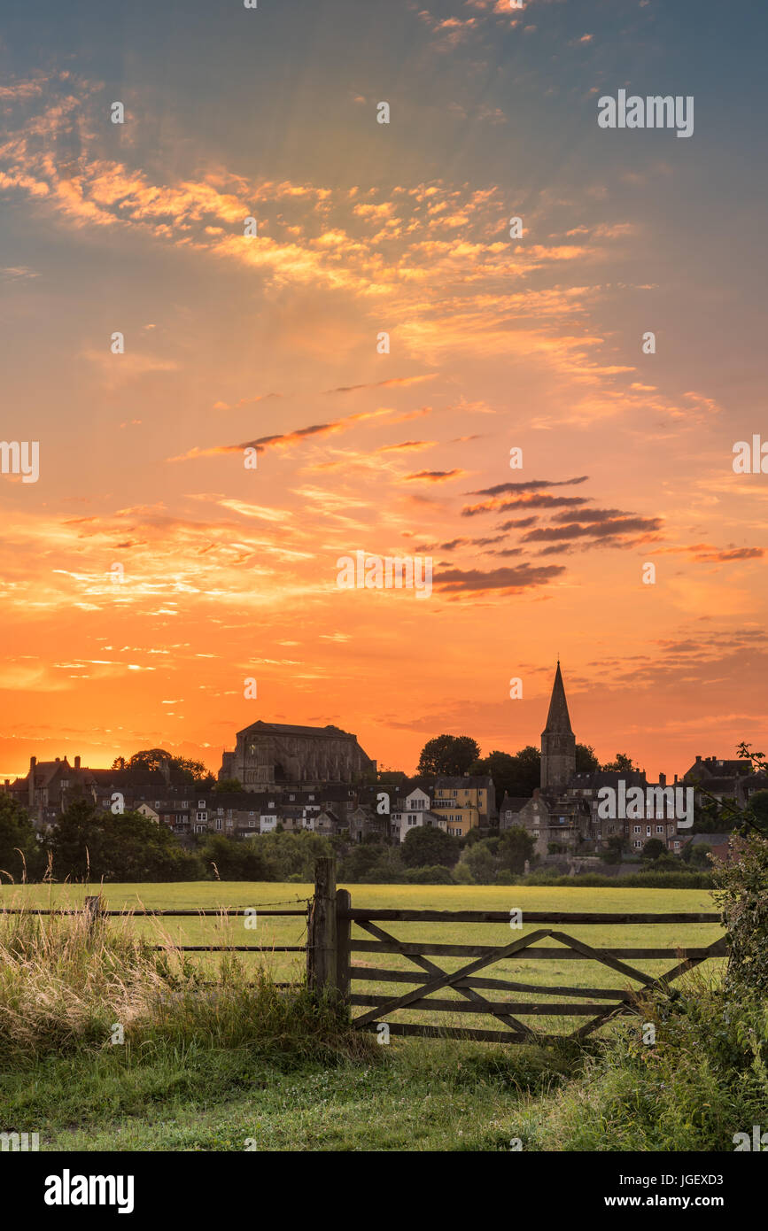 UK Weather - After a week of hot weather in the west, a colourful sunrise over the Wiltshire town of Malmesbury preceeds forecast thunderstorms and a  Stock Photo