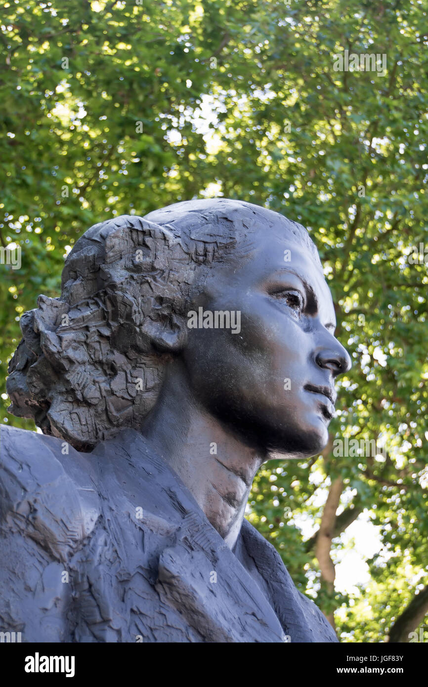 the 2008 bronze bust by karen newman of violette szabo, a special operations executive agent in world war two, on the albert embankment, london Stock Photo