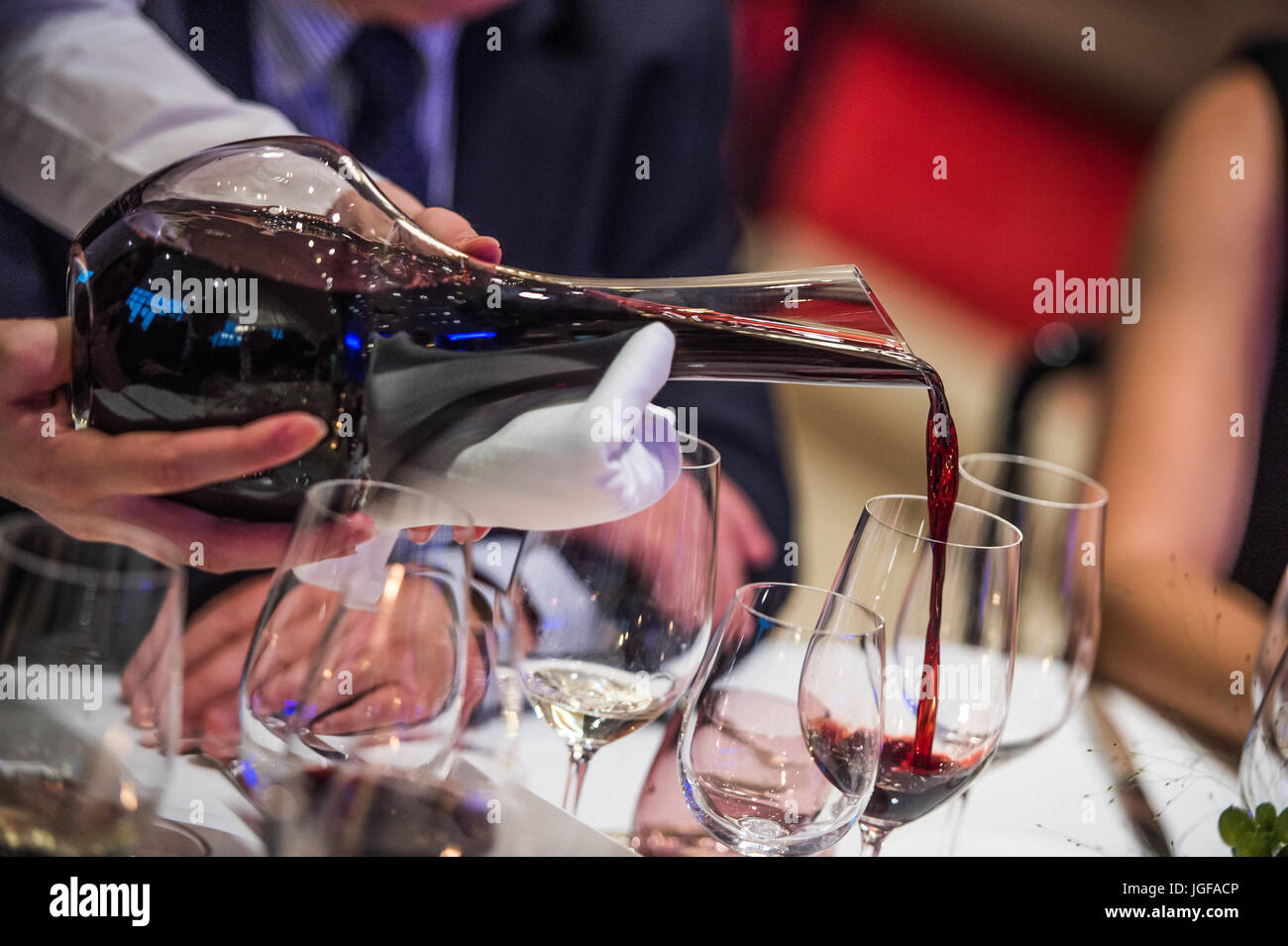 Хрустальный декантер для вина. Декантация осадка в химии. Декантирование раствора с осадка. Хрустальный декантер для вина. Метод декантации в химии.