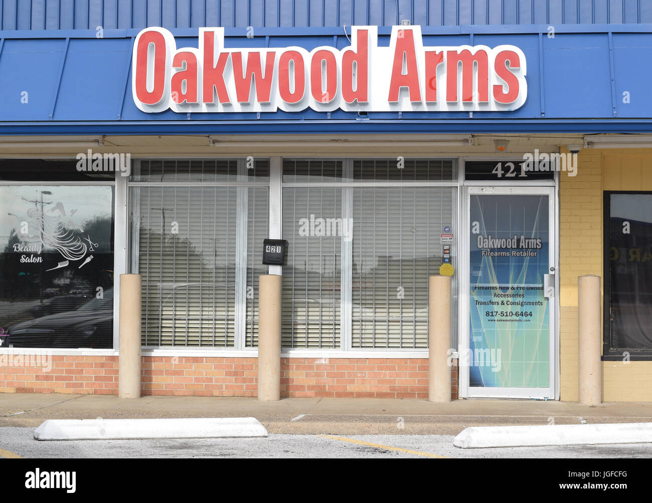 Gun store in Texas strip mall Stock Photo