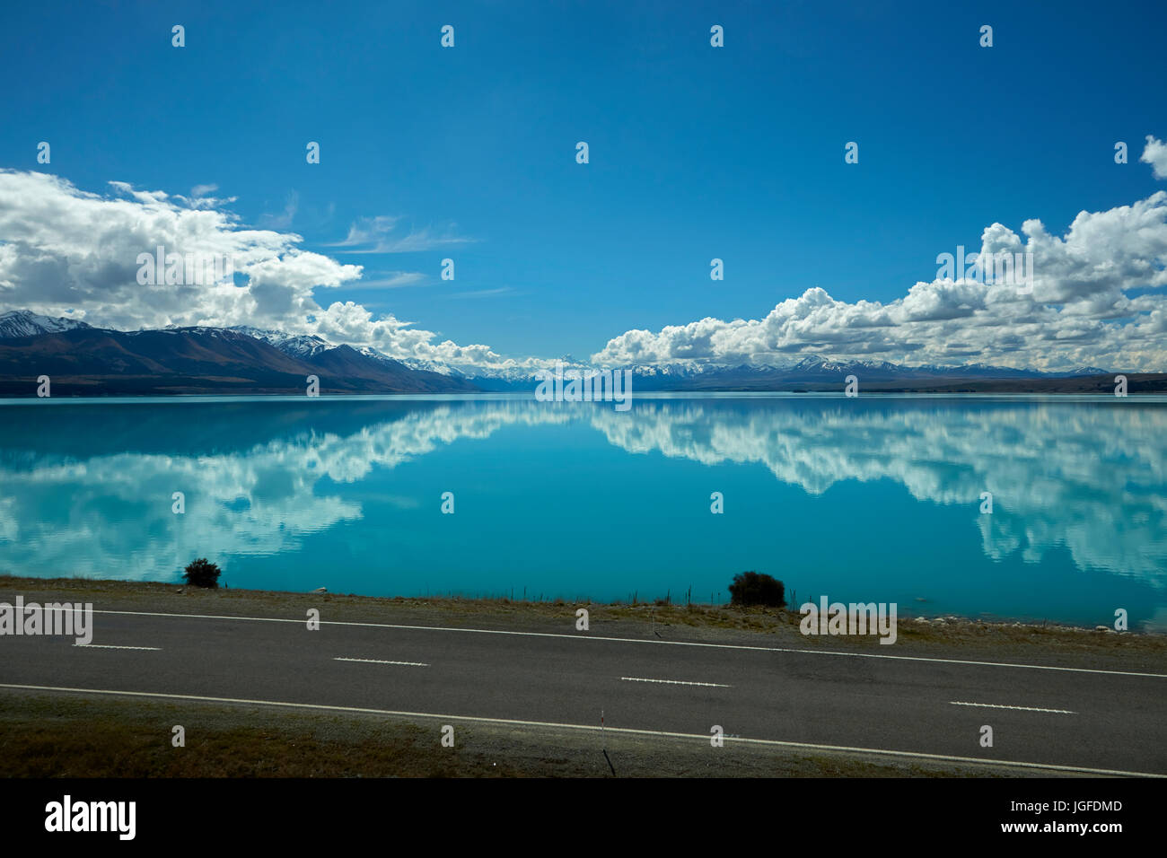 State Highway 8, and Aoraki / Mount Cook reflected in Lake Pukaki, Mackenzie Country, Canterbury, South Island, New Zealand Stock Photo