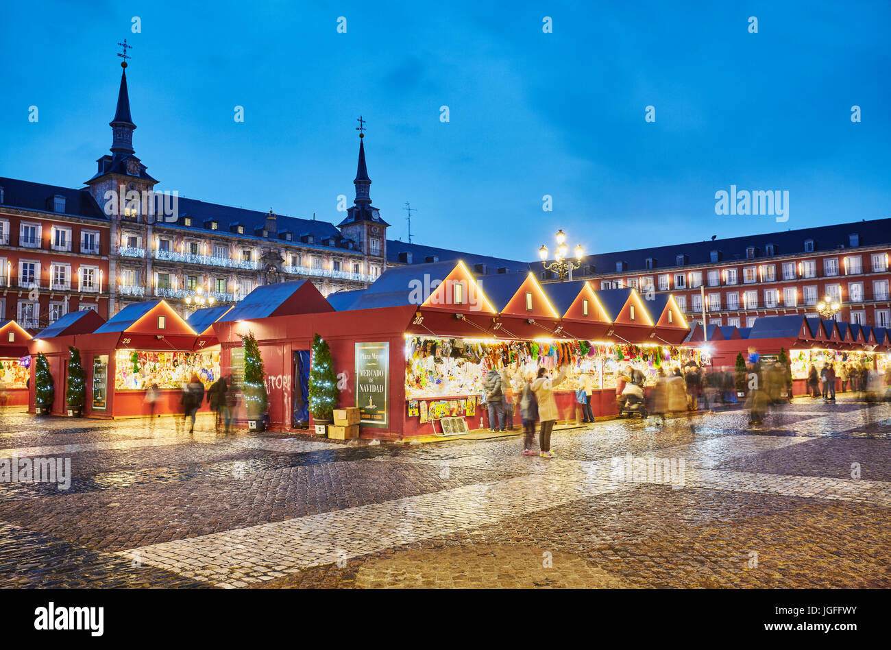 Madrid A Natale.Christmas Market In Plaza Mayor At Christmastime Madrid Spain Stock Photo Alamy