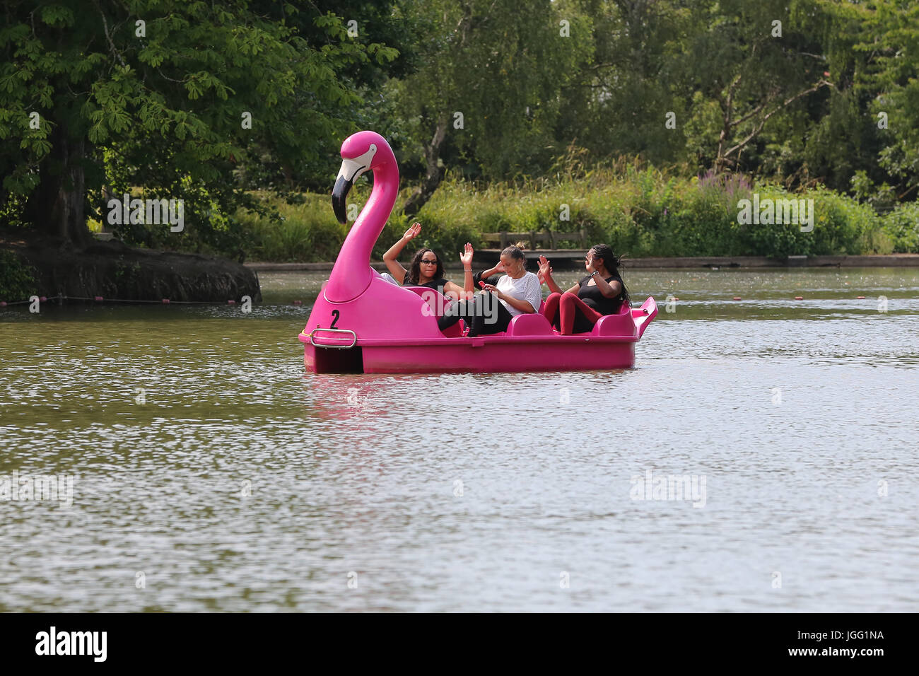 Alexandra Palace. London, UK. 6th July, 2017. People enjoying a dragon boat ride in the boating lake at Alexandra Palace in North London on a hot and humid afternoon in the capital as the temperature reaches 28 degrees celsius Credit: Dinendra Haria/Alamy Live News Stock Photo