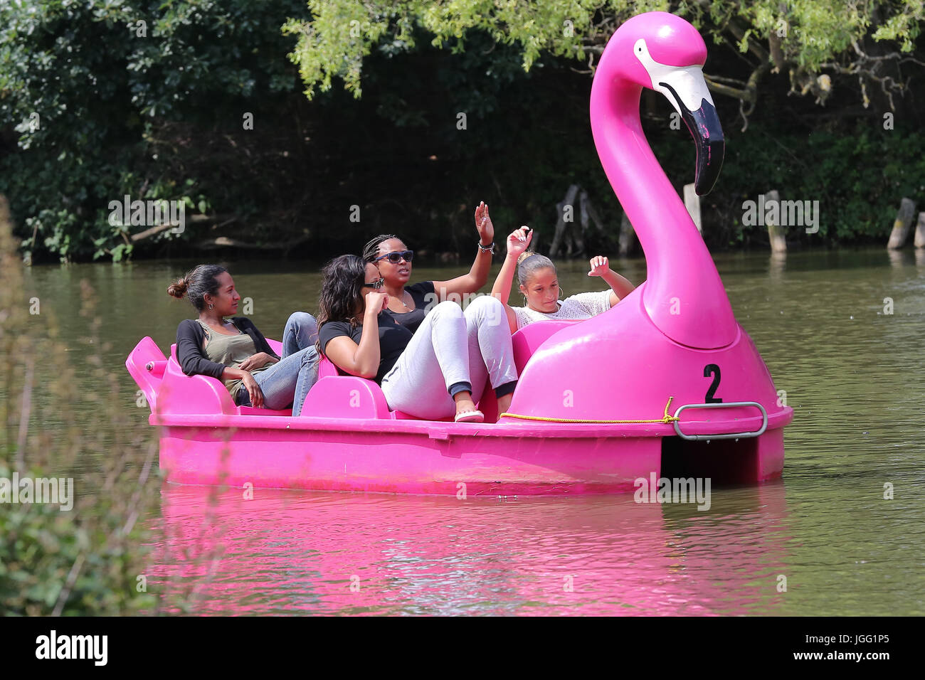 Alexandra Palace. London, UK. 6th July, 2017. People enjoying a dragon boat ride in the boating lake at Alexandra Palace in North London on a hot and humid afternoon in the capital as the temperature reaches 28 degrees celsius Credit: Dinendra Haria/Alamy Live News Stock Photo