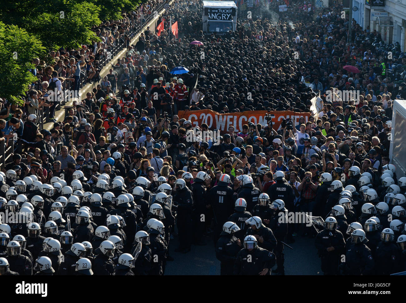 Hamburg, Germany. 6th July, 2017. fish market, protest rally 'G-20 WELCOME TO HELL' against G-20 summit in july 2017, black block with mummed extremists and police brigade, Credit: Joerg Boethling/Alamy Live News Stock Photo