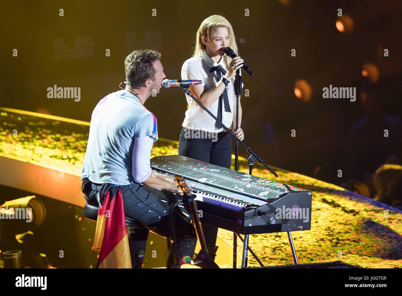 Hamburg, Germany. 6th July, 2017. Coldplay performs with Shakira at Global  Citizen Festival 2017 at Barclaycard Arena in Hamburg, Germany. Credit: dpa  picture alliance/Alamy Live News Stock Photo - Alamy